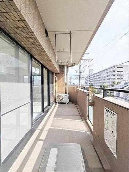 バルコニー　暖かな日差しのふりそそぐバルコニー