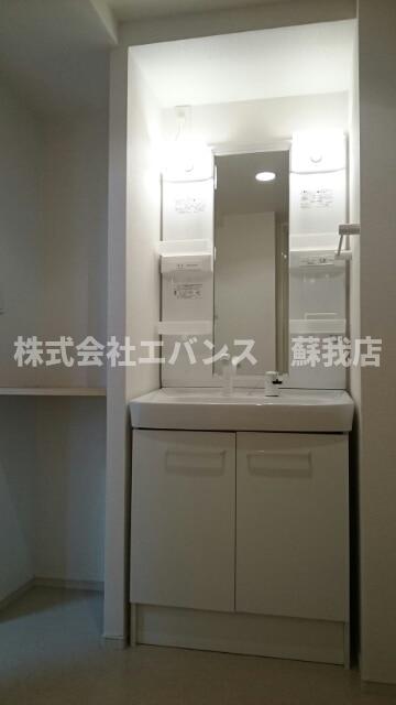 洗面設備　独立洗面台、小物を置くことができて便利です