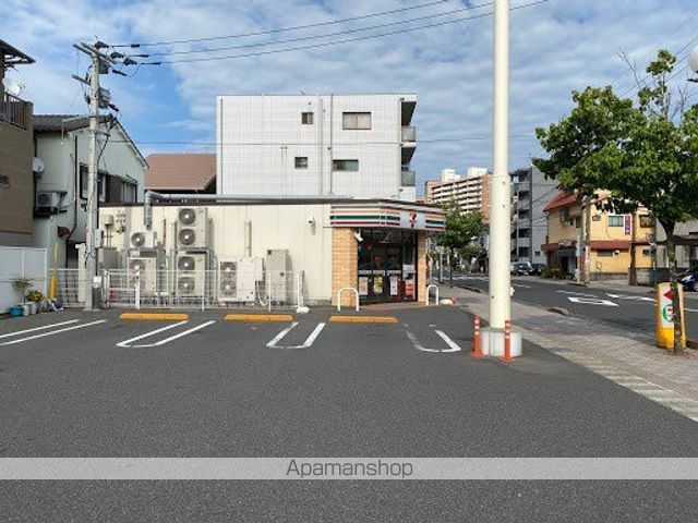 コンビニ　セブンイレブン（コンビニ）まで324m