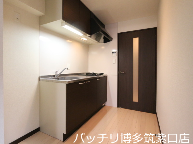 キッチン　別号室写真の為現況を優先致します。
