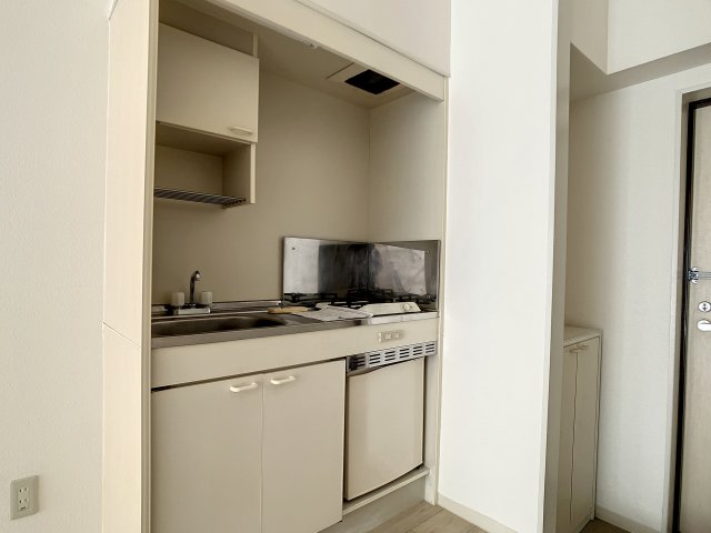 キッチン　掲載写真は同型モデルを掲載しており実際のお部屋と仕様等が異な