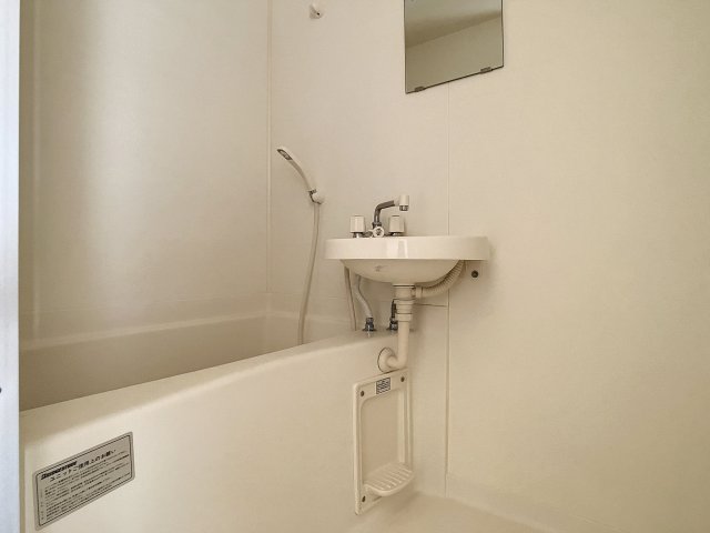 バス・シャワールーム　掲載写真は同型モデルを掲載しており実際のお部屋と仕様等が異な
