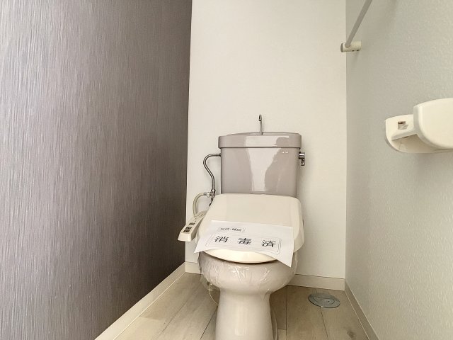 トイレ　掲載写真は同型モデルを掲載しており実際のお部屋と仕様等が異な