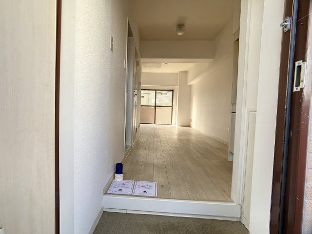玄関　掲載写真は同型モデルを掲載しており実際のお部屋と仕様等が異な