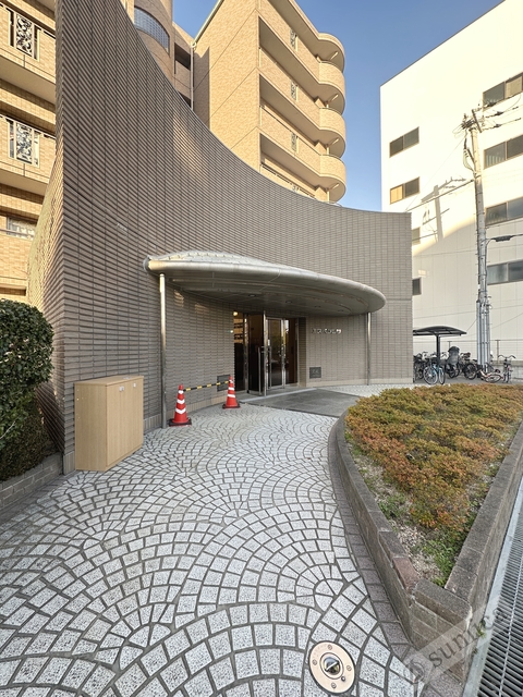エントランス　防犯カメラとオートロックで防犯面は安心です。