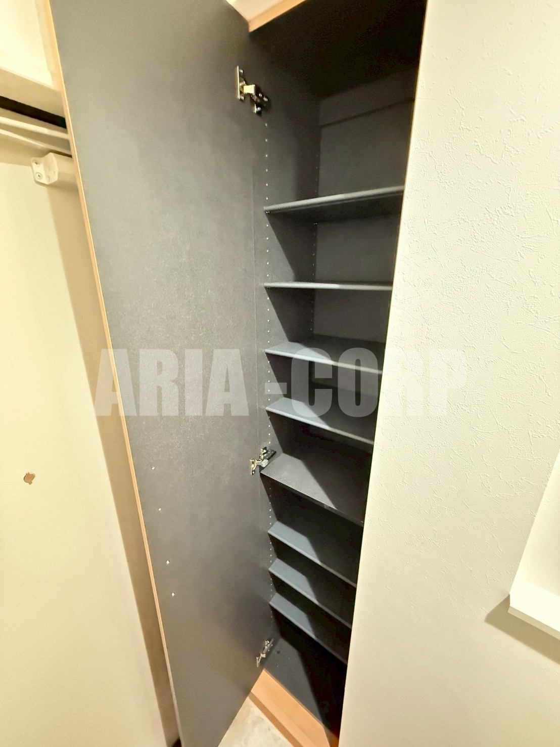玄関　同仕様：縦長のスリムなシューズBOX搭載です！