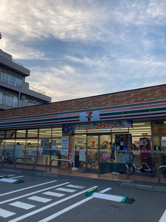 コンビニ　セブンイレブン中野坂上駅前店（コンビニ）まで160m