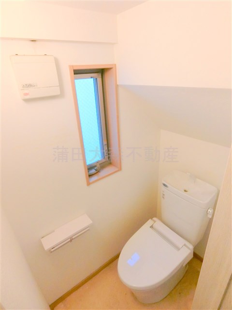 トイレ　窓と棚温水洗浄便座付きのトイレ