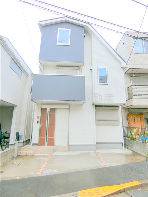 建物外観　2016年11月築　木造地上3階建てペット可駐車場付戸建て賃