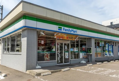コンビニ　ファミリーマート札幌月寒東5条11丁目店（コンビニ）まで205m