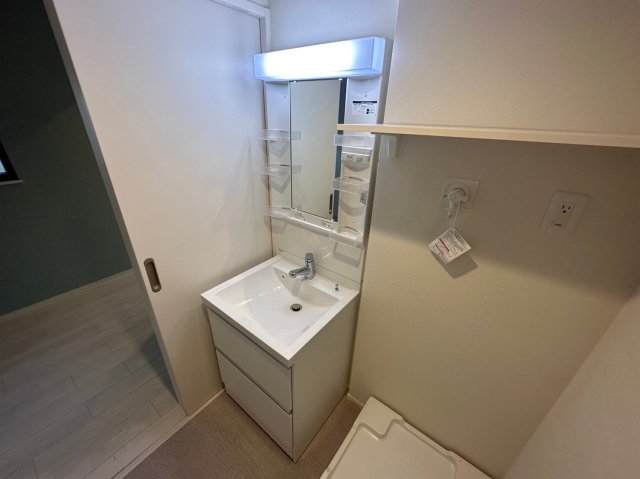 洗面設備　人気の独立洗面所にはうれしいシャンプードレッサーが付いてます