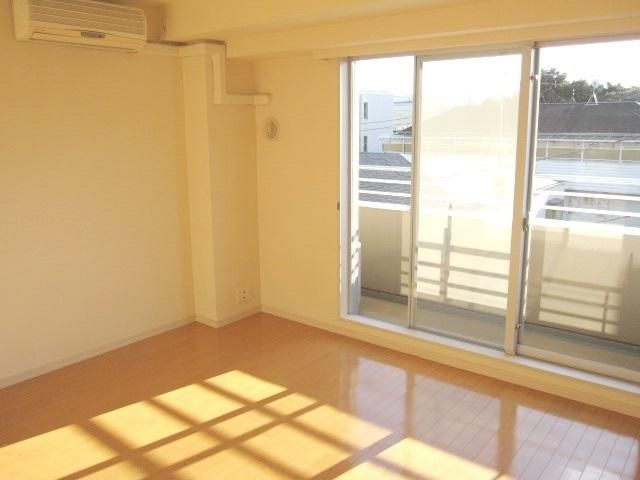 その他部屋・スペース　★窓面も大きく・南西向きで日当たり良好です★