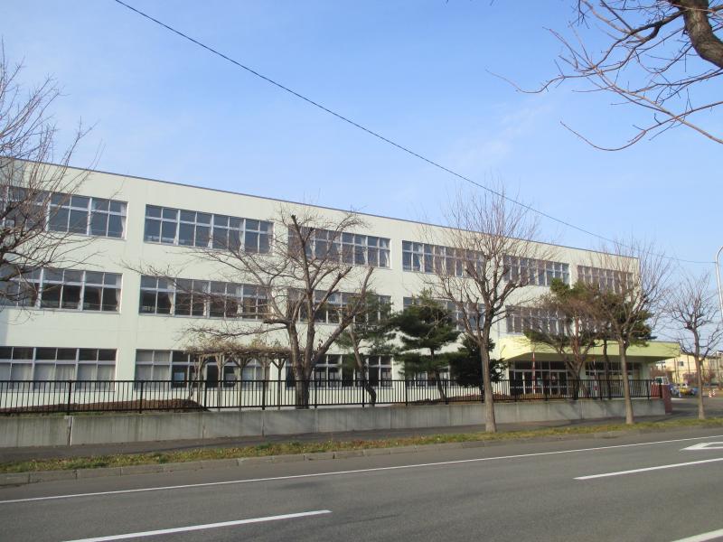 中学校　札幌市立前田中学校（中学校）まで1113m