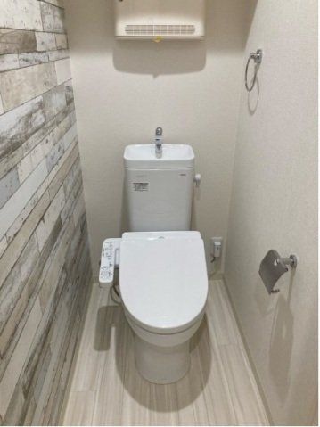 トイレ　温水洗浄便座付きのトイレです。