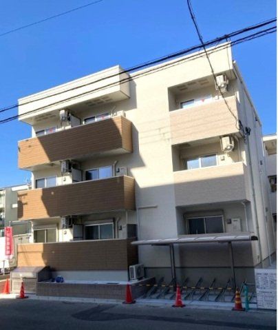 建物外観　3階建てのスマートな建物です。