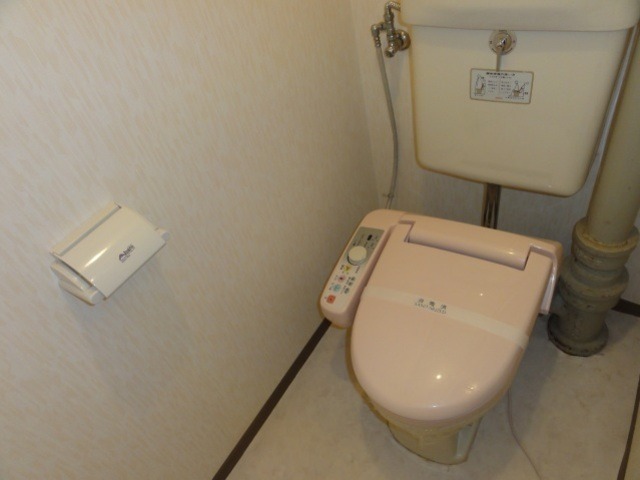 トイレ　温水洗浄便座設置してあります