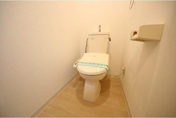 トイレ　※写真は同じマンションの違う部屋のものになります。