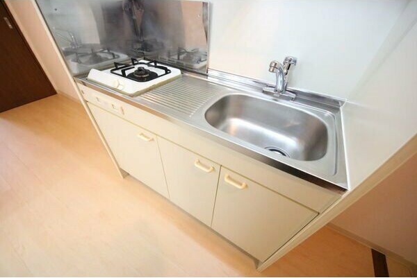 キッチン　※写真は同じマンションの違う部屋のものになります。