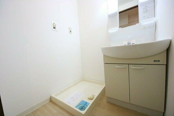 洗面設備　※写真は同じマンションの違う部屋のものになります。