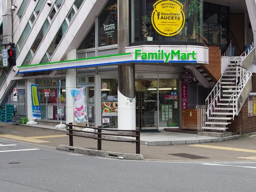 コンビニ　ファミリーマート渋谷松濤一丁目店（コンビニ）まで123m