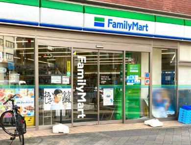 コンビニ　ファミリーマート新宿大久保一丁目店（コンビニ）まで67m