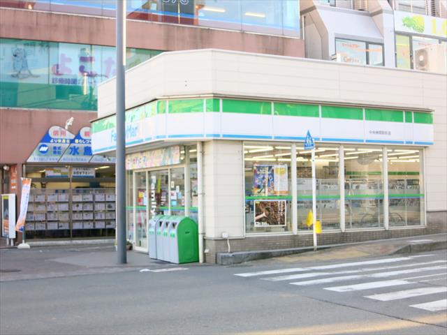 コンビニ　ファミリーマート（コンビニ）まで694m