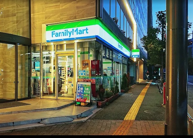 コンビニ　ファミリーマート 四谷四丁目店（コンビニ）まで400m