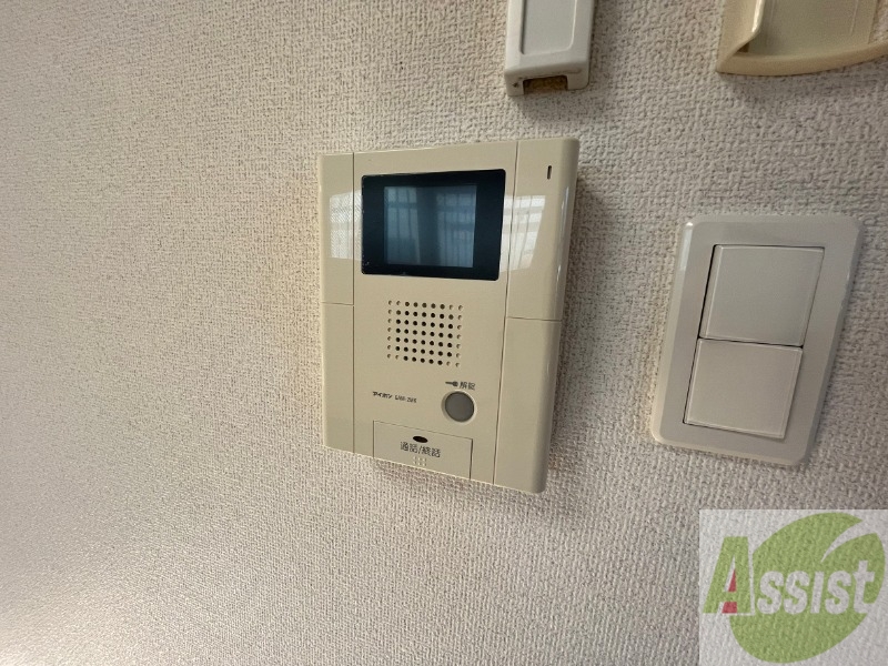 その他　ＴＶモニター付インターホンです。来客者の顔が見えるので安心！