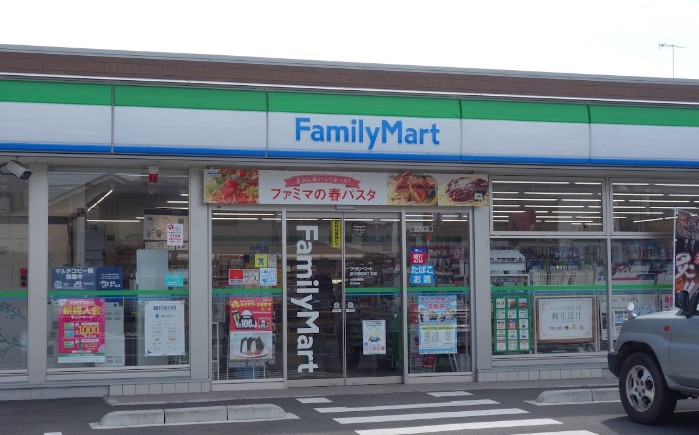コンビニ　ファミリーマート 厚木旭町四丁目店（コンビニ）まで135m