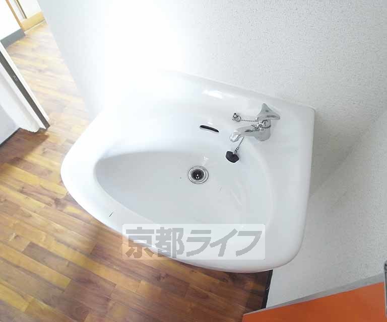 洗面設備　独立した洗面台です。