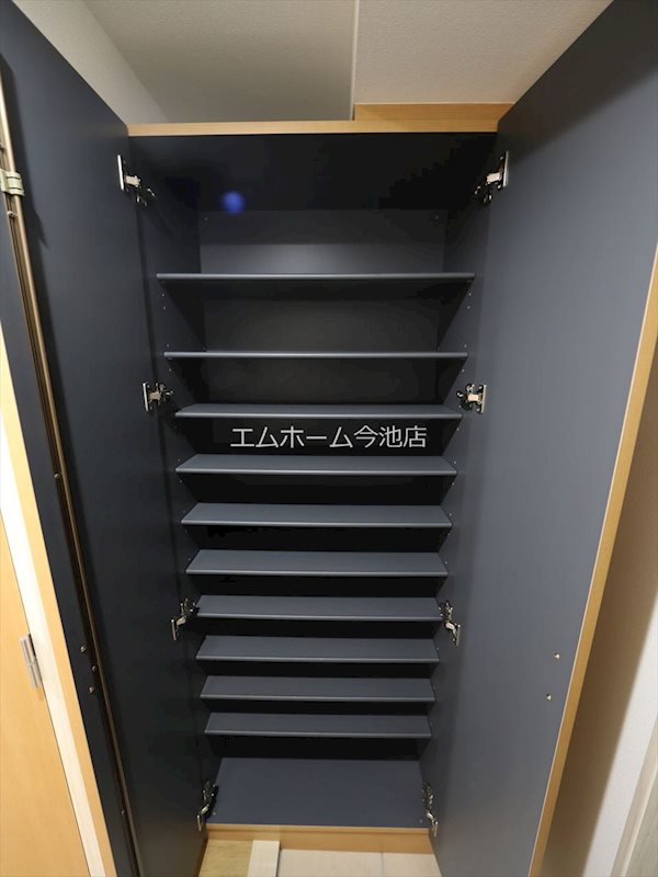 玄関　玄関（シューズボックス充実しています）