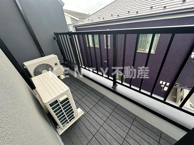 バルコニー　暖かな日差しのふりそそぐバルコニー