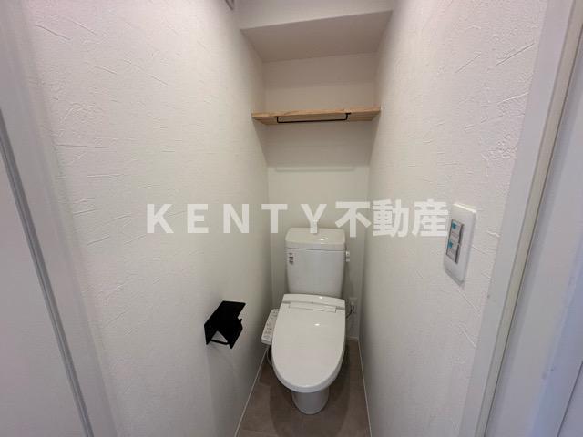 トイレ　落ち着いた色調のトイレです