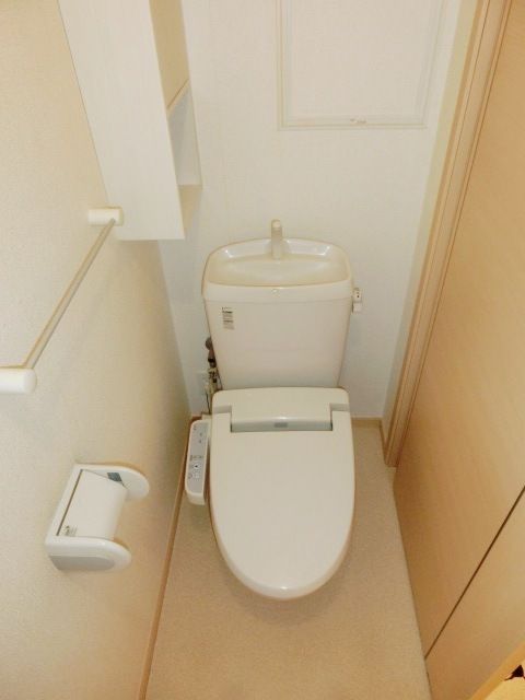 トイレ　嬉しいウォシュレット付きです。