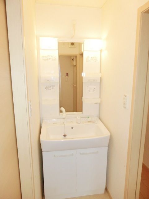 洗面設備　毎朝の準備に便利な独立洗面台です。