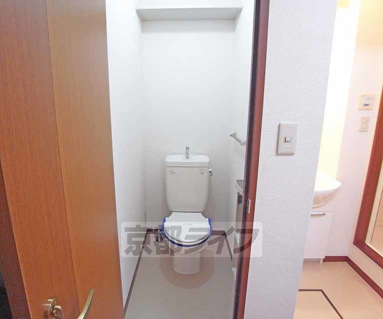 トイレ　ストック分の棚も設置されていて安心なトイレット