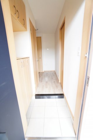 玄関　※同物件・反転タイプの写真です。