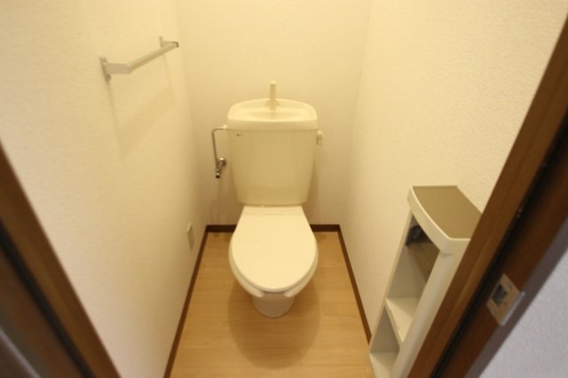 トイレ　同物件別号室のものです。