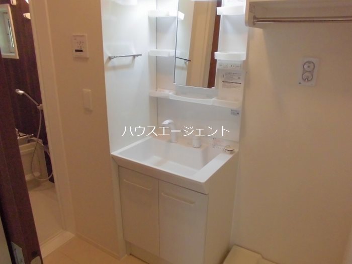 洗面設備　やっぱりうれしい独立洗面台付き。
