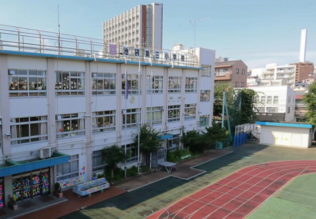 小学校　豊島区立池袋第三小学校（小学校）まで529m