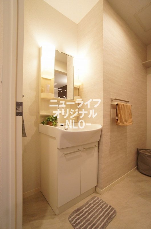 洗面設備　シャワー付き洗面台で忙しい朝でも楽に身支度が出来ます！