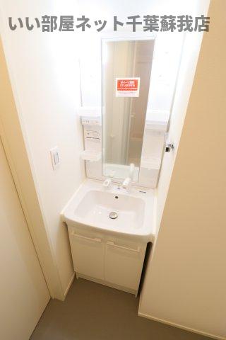 洗面設備　明るい洗面所です