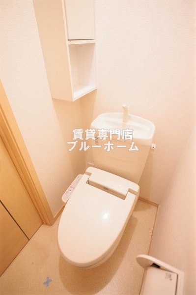 トイレ　トイレにも収納あります！