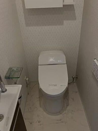 トイレ　落ち着いた色調のトイレです