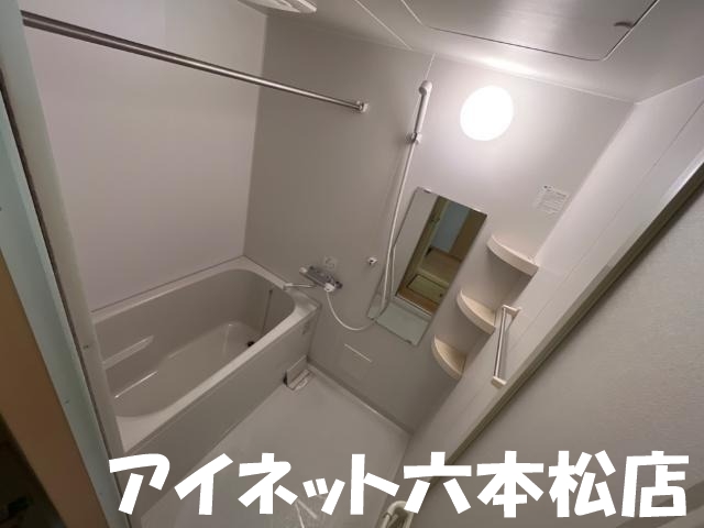 バス・シャワールーム　１日の疲れを癒しましょう。