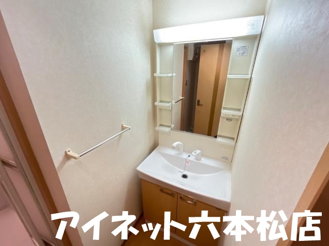 洗面設備　朝の支度はこちらでどうぞ。
