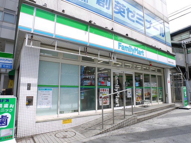 コンビニ　ファミリーマート横須賀汐入駅前店（コンビニ）まで227m