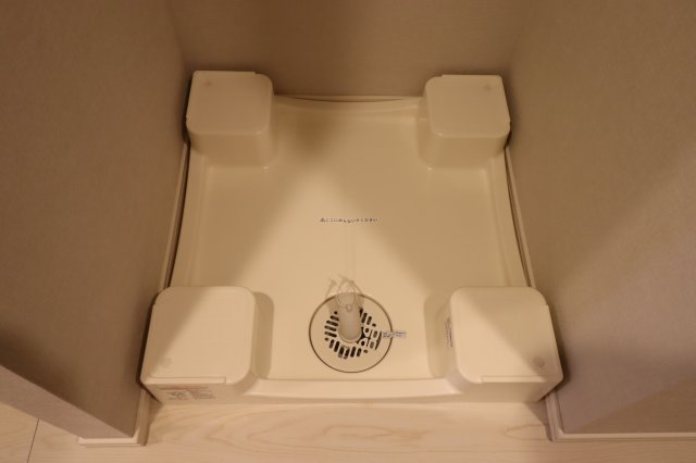 その他設備　防水パン付きの洗濯機置場です。
