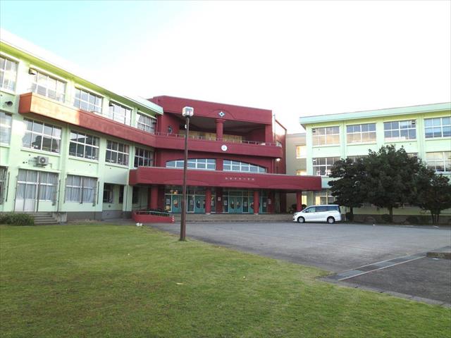 小学校　妙高市小学校新井中央小学校（小学校）まで794m