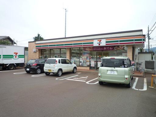 コンビニ　セブンイレブン（コンビニ）まで636m